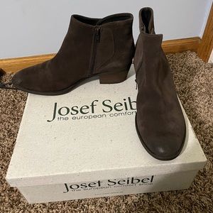 Joseph Seibel chocolate color Daphne ankle bootie.  Size 40 which is 9-9.5